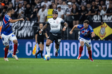 Memphis Depay em campo durante jogo do Corinthians contra o Bahia