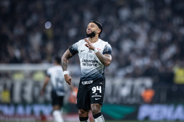 Memphis Depay fazendo comemora��o ap�s segundo gol contra o Bahia