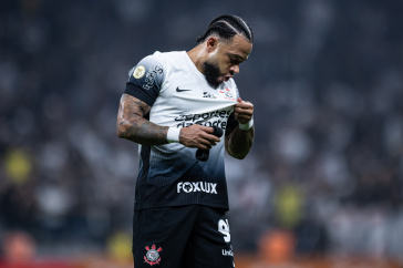 Memphis Depay mostrando escudo do Corinthians ap�s gol contra o Bahia