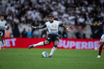 Memphis Depay preparando chute durante jogo contra o Bahia