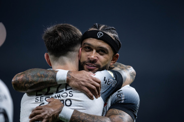Rodrigo Garro e Memphis Depay comemorando gol contra o Bahia