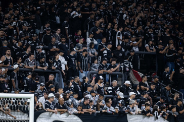 Torcida do Corinthians na arquibancada da Arena