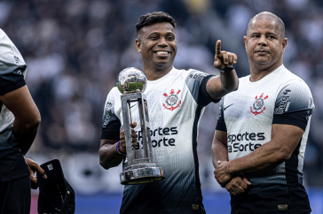 Ed�lson e Marcelinho Carioca ganharam homenagem do Corinthians pelo t�tulo do Mundial de 2000