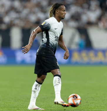 Andr� Carrillo em campo durante jogo do Corinthians no Estadual