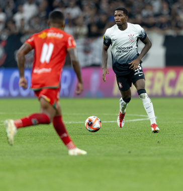 Cac� durante jogo do Corinthians contra o Velo Clube