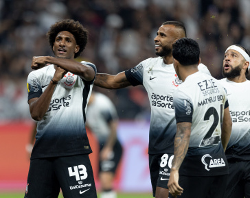 Jogadores do Corinthians comemorando gol contra o Velo Clube