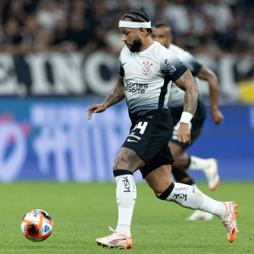 Memphis Depay em campo durante jogo do Corinthians no Estadual