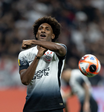 Talles Magno durante comemora��o de gol contra o Velo Clube