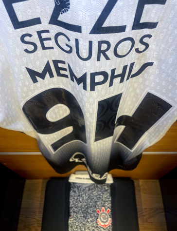 Uniforme de Memphis Depay para jogo do Corinthians