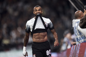 Alex Santana celebrando seu primeiro gol pelo Corinthians