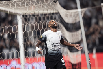 Alex Santana durante celebra��o de gol no Estadual