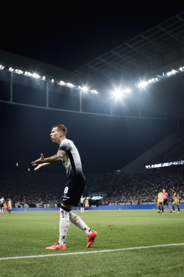 Charles em campo durante jogo do Corinthians