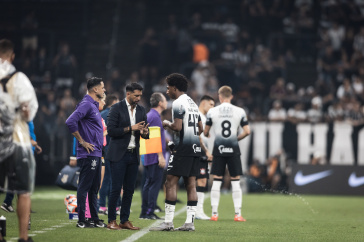 Emiliano D�az instruindo Talles Magno em jogo do Estadual