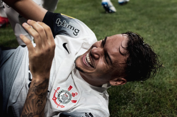 Jo�o Pedro Tchoca celebrando gol pelo Corinthians
