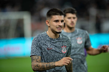 L�o Mana durante aquecimento do Corinthians