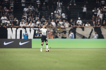 L�o Mana em campo durante jogo do Corinthians no Estadual