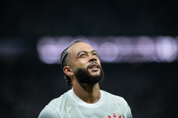 Memphis Depay durante jogo do Corinthians