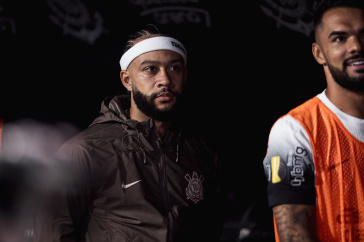 Memphis Depay durante jogo do Corinthians no Estadual