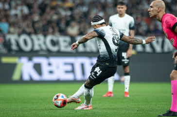 Memphis Depay em a��o durante jogo do Corinthians no Estadual