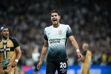 Pedro Raul em campo durante jogo do Corinthians contra o �gua Santa