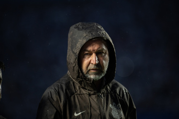 Augusto Melo com casaco do Corinthians