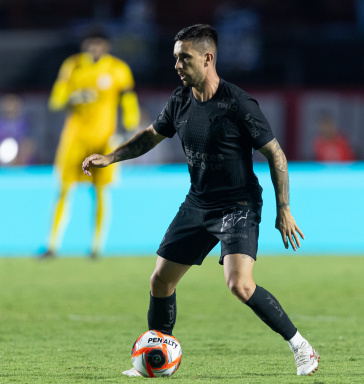 Igor Coronado com a bola dominada em partida