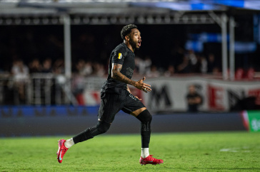 Jos� Mart�nez comemorando ap�s marcar gol contra o S�o Paulo
