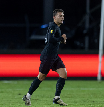 Ryan correndo no gramado