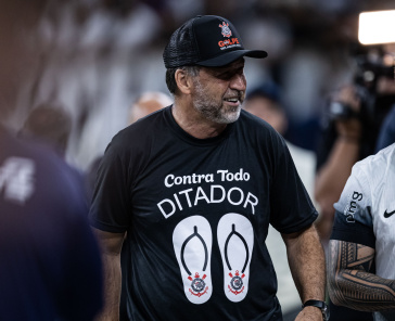 Augusto Melo com a camisa especial antes do jogo contra o S�o Bernardo