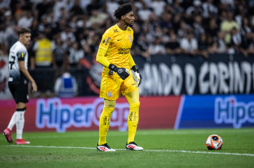 Hugo Souza em a��o contra o S�o Bernardo