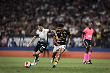 Igor Coronado conduzindo bola
