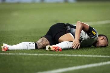 Matheuzinho ca�do no ch�o sentindo dores