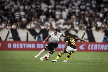Matheuzinho em a��o de drible contra o S�o Bernardo
