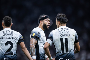 Memphis e Romero comemoram gol juntos