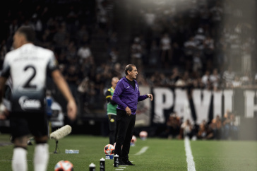 Ram�n D�az � beira do campo contra o S�o Bernardo