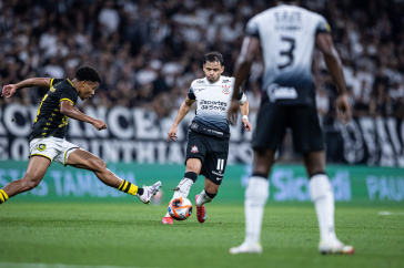 Romero em a��o de driblar contra o S�o Bernardo