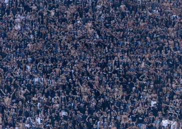 A Fiel lotou o setor visitante do Pacaembu para ver o confronto entre Corinthians e Portuguesa
