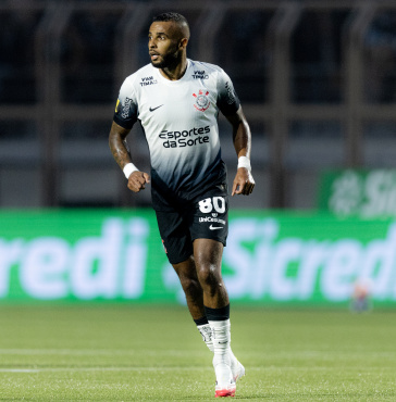 Alex Santana atento no gramado do Pacaembu, em duelo contra a Portuguesa
