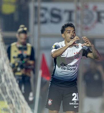 Matheus Bidu celebrando com cora��o o gol marcado sobre a Portuguesa