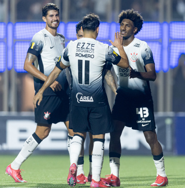 Romero, Talles, Pedro Raul e Matheus Bidu comemorando gol marcado sobre a Portuguesa