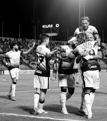 Jogadores comemorando gol