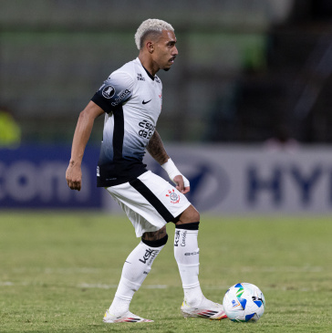 Matheuzinho com a bola dominada