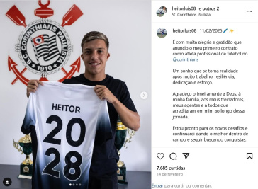 Postagem de Heitor sobre o primeiro contrato profissional com o Corinthians