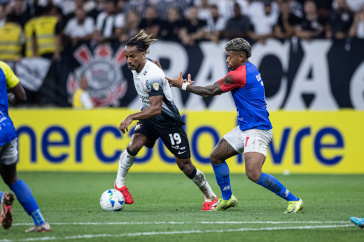 Andr� Carrillo com a bola no no duelo diante da UCV pela Libertadores