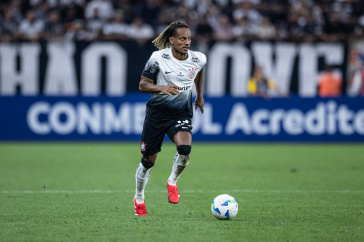 Andr� Carrillo no duelo diante da UCV pela Libertadores