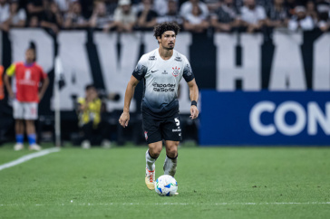 Andr� Ramalho conduzindo a bola no duelo diante da UCV pela Libertadores