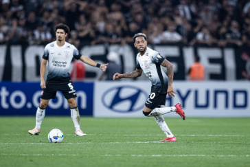 Andr� Ramalho e Jos� Mart�nez no duelo diante da UCV pela Libertadores