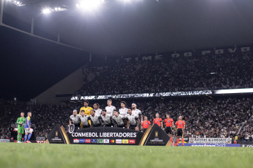 Elenco do Corinthians antes do duelo diante da Universidad Central pela Libertadores