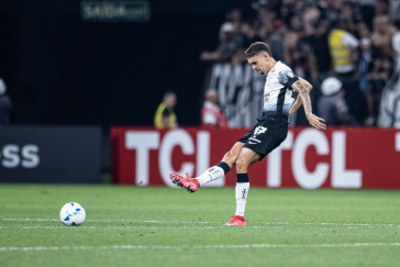 Jo�o Pedro Tchoca no duelo diante da UCV pela Libertadores