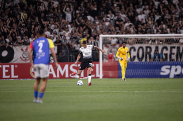 Jo�o Pedro Tchoca no duelo diante da Universidad Central pela Libertadores